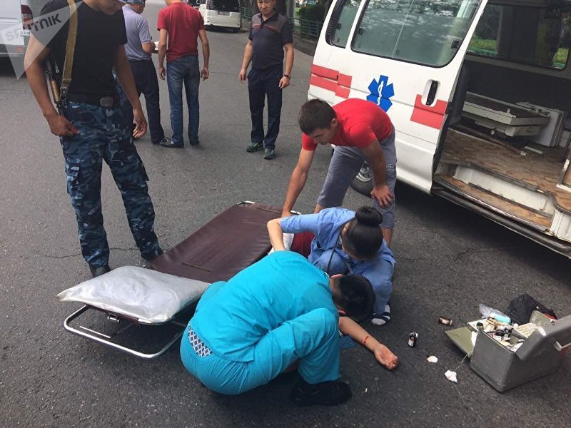 В центре Бишкека на пешеходном переходе автомобиль сбил девушку