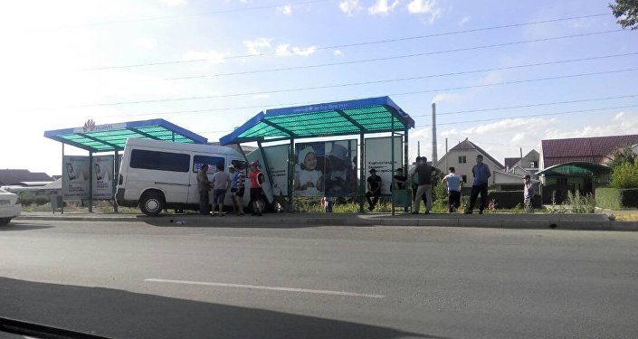 Микроавтобус влетел на остановку в Бишкеке