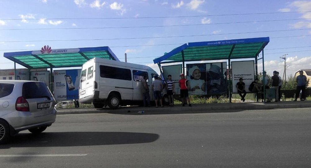 Пассажирский микроавтобус влетел на остановку в жилмассиве Кара-Жыгач по улице Анкара.