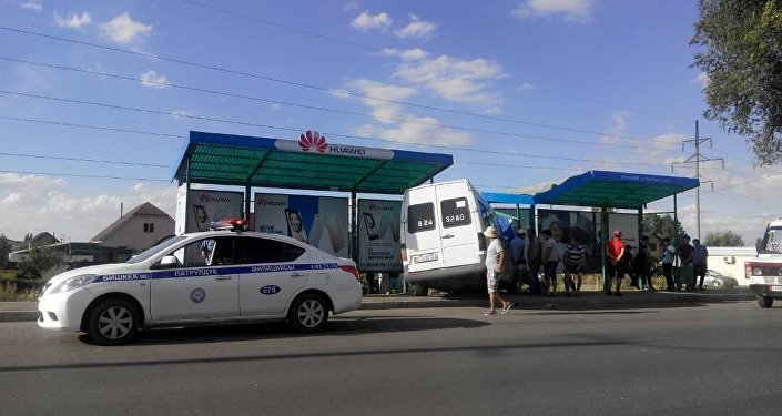 Микроавтобус влетел на остановку в Бишкеке