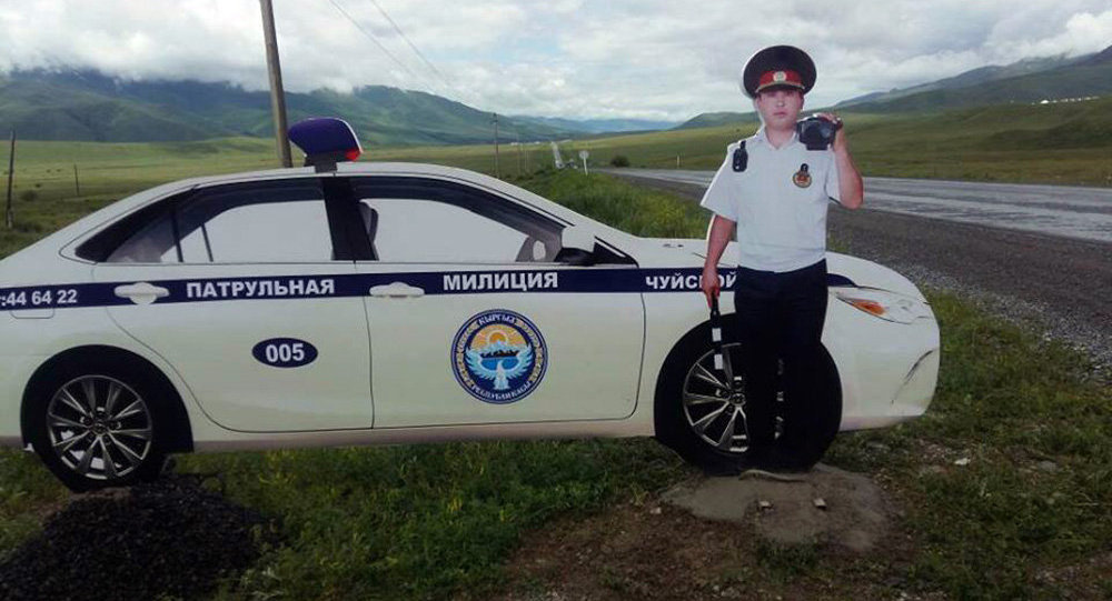 Макет несущего службу сотрудника патрульной милиции, установленный на автотрассе Бишкек — Ош