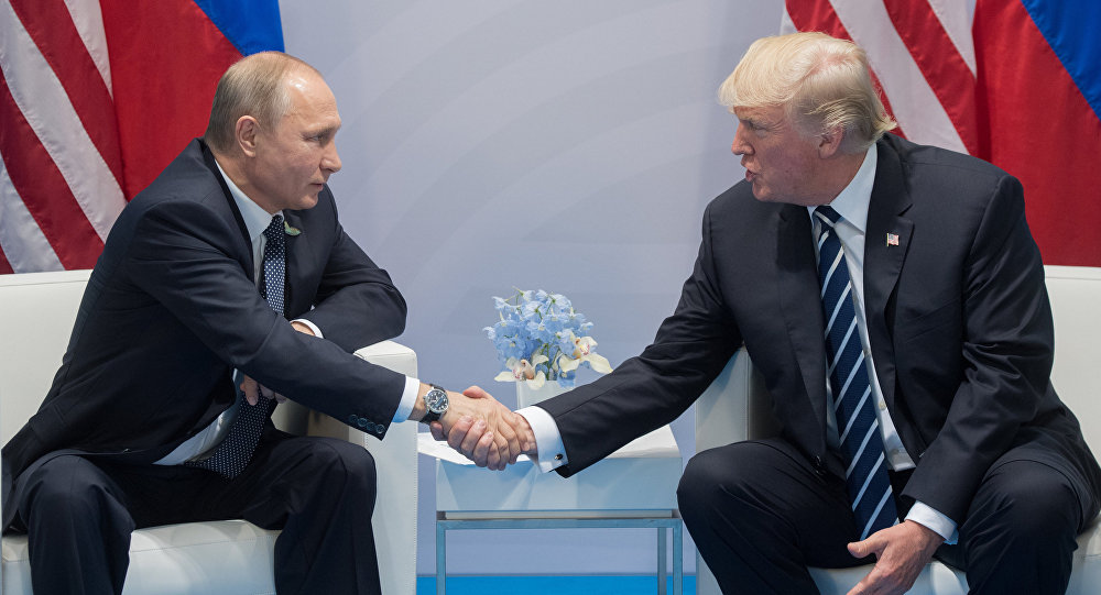 Президент РФ Владимир Путин и президент США Дональд Трамп (справа) во время беседы на полях саммита лидеров Группы двадцати G20 в Гамбурге.