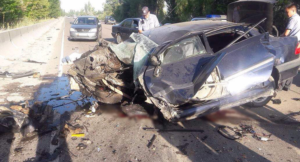 Последствие автоаварии на трассе Бишкек — Токмок, где погибли три человека