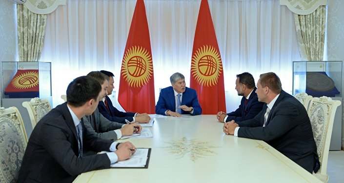 В присутствии президента Алмазбека Атамбаева подписаны соглашения между правительством КР и чешской компанией Liglass Trading CZ, SRO о строительстве и вводе в эксплуатацию Верхне-Нарынского каскада (ВНК) ГЭС и малых гидроэлектростанций