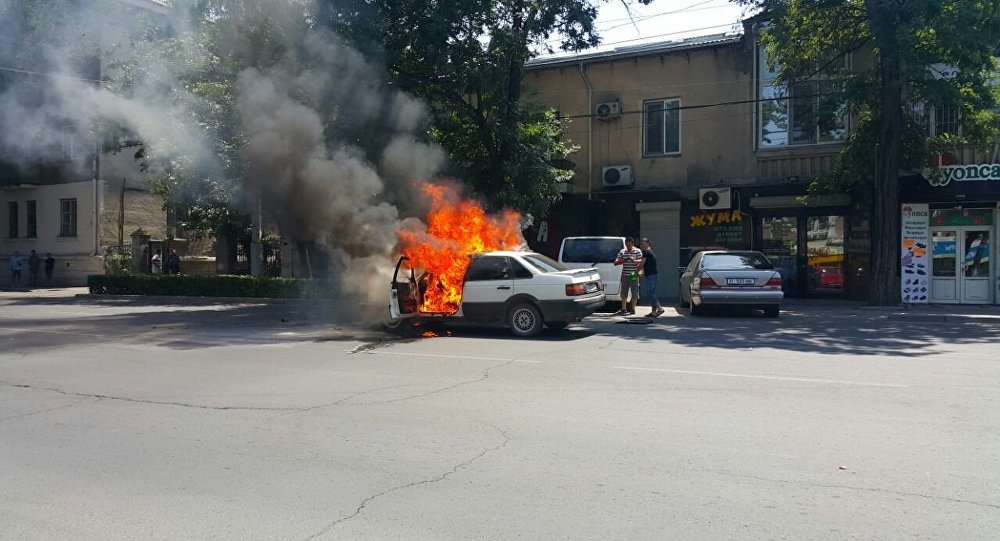 На пересечении улицы Киевской и проспекта Эркиндик сгорел легковой автомобиль