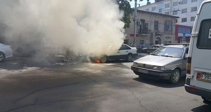 В центре столицы сгорела легковая автомашина