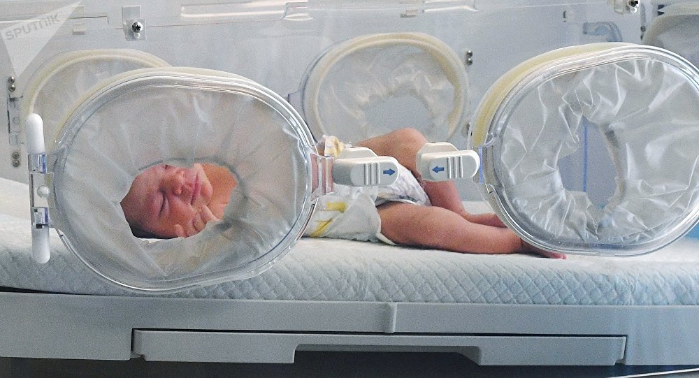 Новорожденный в детском отделении больницы. Архивное фото