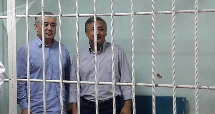 Депутат ЖК Омурбек Текебаев и бывший посом Дуйшон Чотонов в зале суда в Бишкеке. Архивное фото