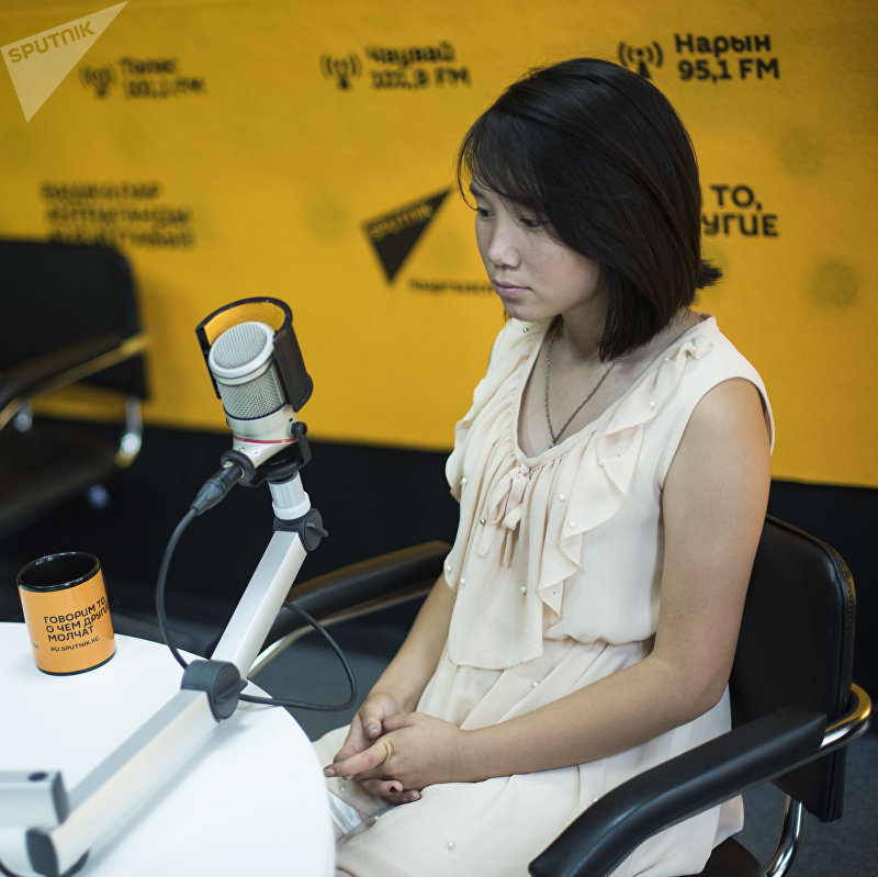 13-летняя Айчурок Сулайманова, которая кормит всю семью во время интервью на радио Sputnik Кыргызстан