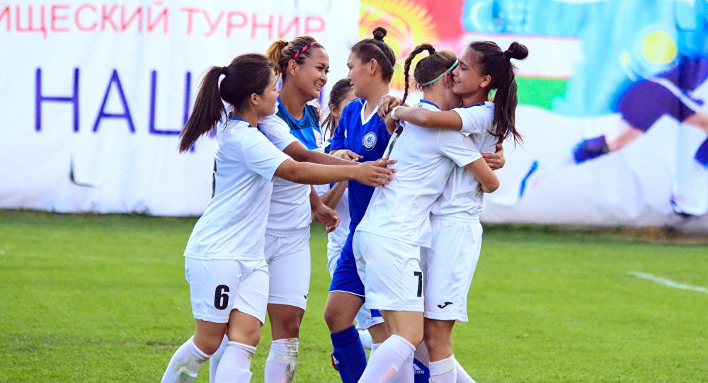 Кыргызстанки разгромили казахстанок на футбольном поле — Кубок трех наций