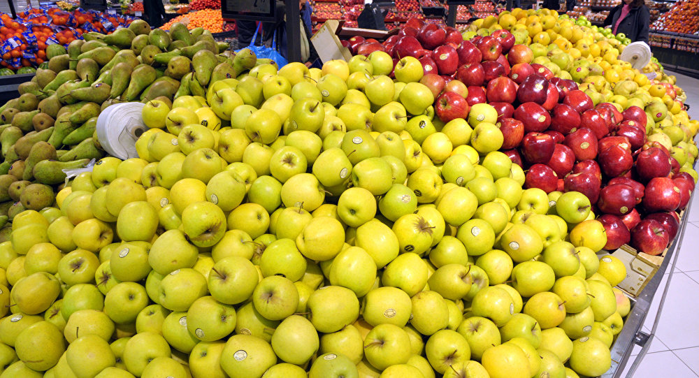 Продажа яблок в супермаркете. Архивное фото