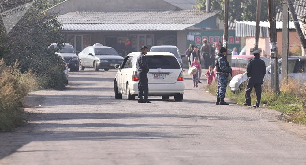 Сотрудники МВД проверяют автомашины на дороге в Дордое