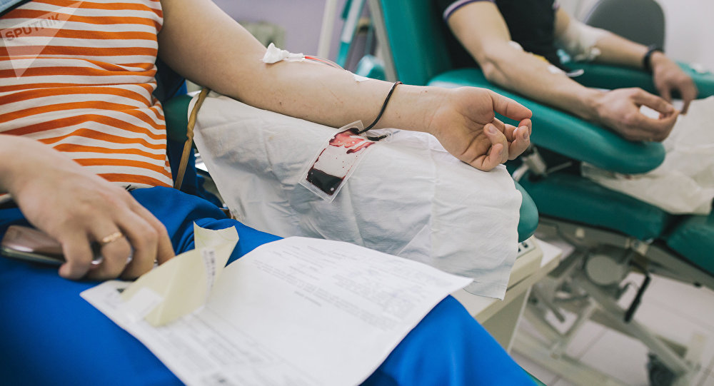 Доноры во время процедуры сдачи крови. Архивное фото