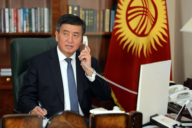 Премьер-министр Кыргызской Республики Сооронбай Жээнбеков говорит по телефону в рабочем кабинете