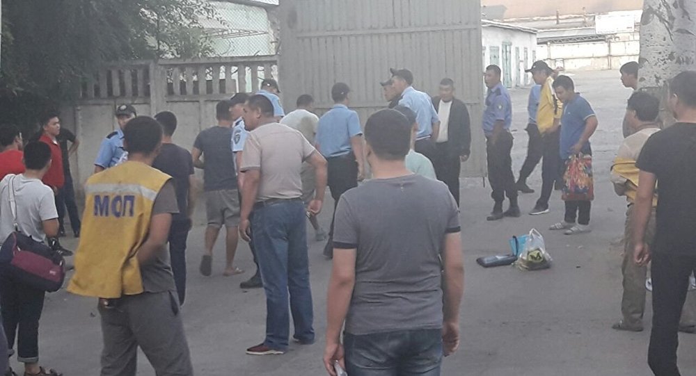 На территории рынка Мадина в Бишкеке произошла потасовка между сотрудниками службы безопасности и продавцами