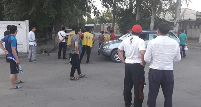 На территории рынка Мадина в Бишкеке произошла потасовка между сотрудниками службы безопасности и продавцами
