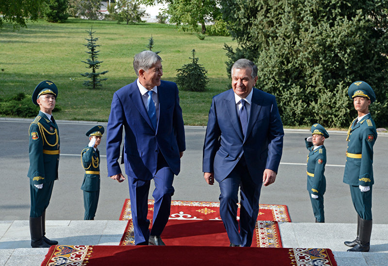 Президент Кыргызстана Алмазбек Атамбаев в ходе встречи с главой Узбекистана Шавкатом Мирзиёевым, прибывшим в КР с государственным визитом