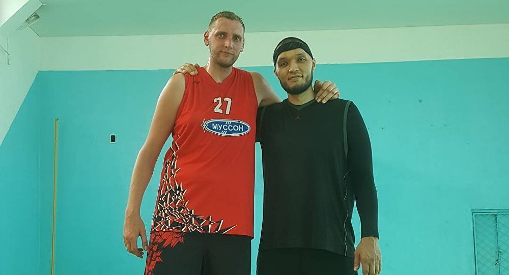 Участник команды Азия Mix Марат Джуманалиев и баскетболист Сергей Ильин