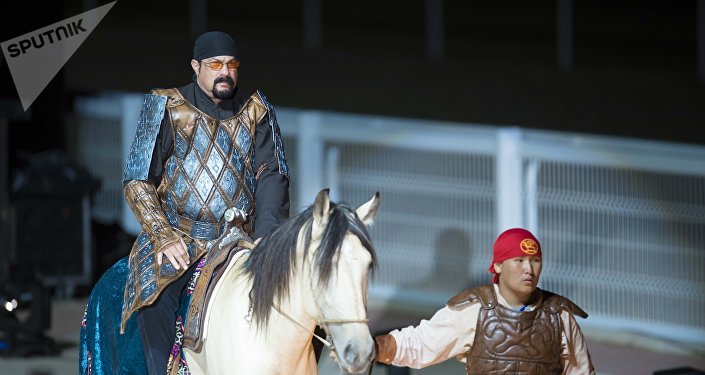 Актер Стивен Сигал на торжественном открытии Вторых Всемирных игр кочевников в Бактуу Долоноту