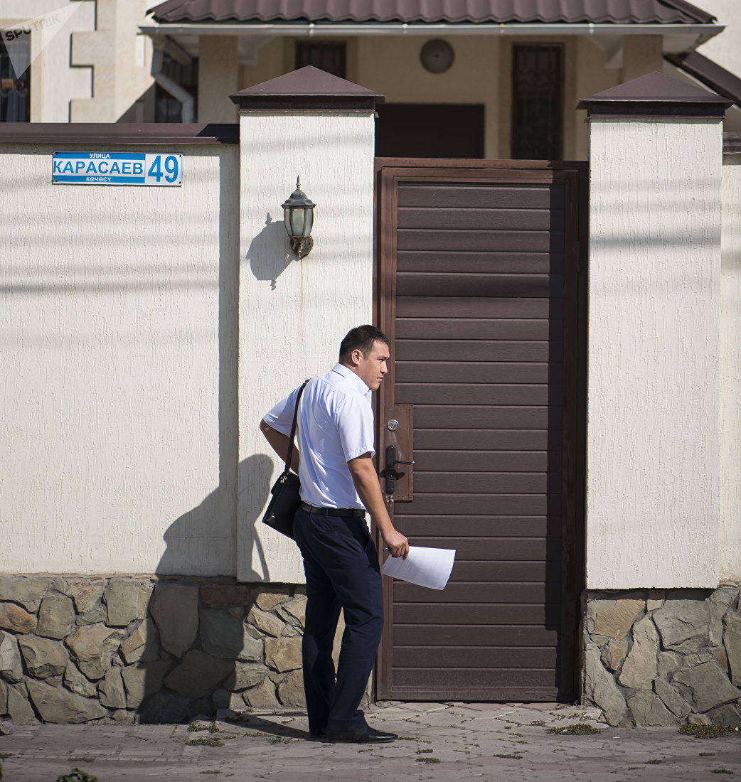 Сотрудники ГНС во время рейда по элитным домам Бишкека не оплатившим налоги