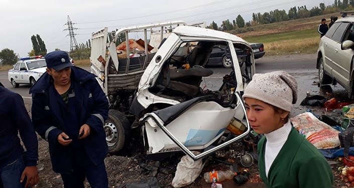 Как сообщила пресс-служба МЧС, авария произошла в 14:00 часов на 5-м километре автодороги Бишкек — Нарын — Торугарт. Погибли два человека, двое пострадали.