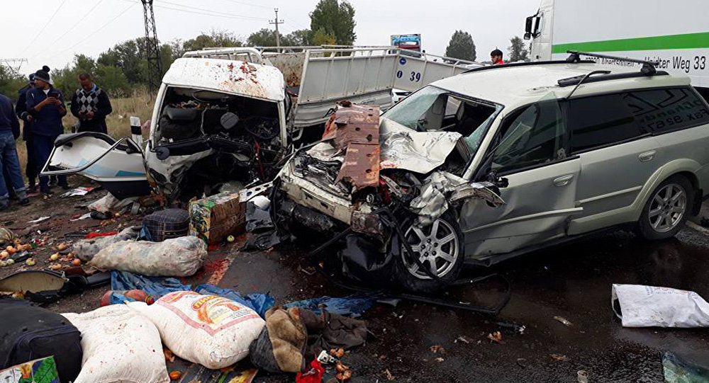 Близ Бишкеке в районе ГЭС-5 произошло лобовое столкновение двух автомобилей — Huyndai Porter и Subaru Outback