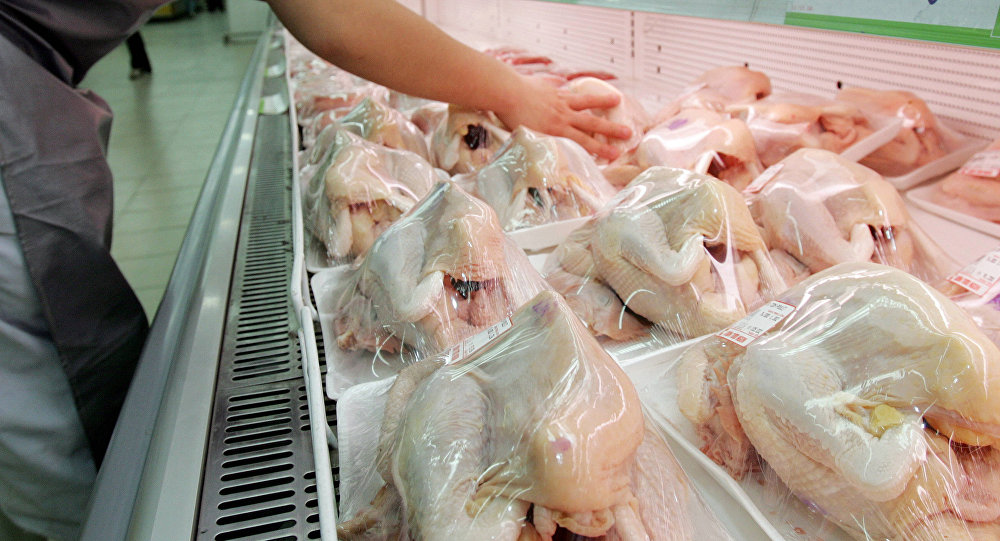 Замороженные курицы в супермаркете. Архивное фото