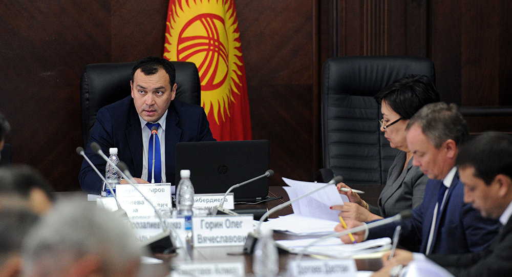 Архивное фото вице-премьер-министра Кыргызстана Темира Джумакадырова во время рабочего совещания