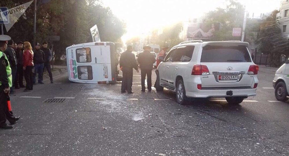 В центре Бишкека столкнулись пассажирский микроавтобус и внедорожник