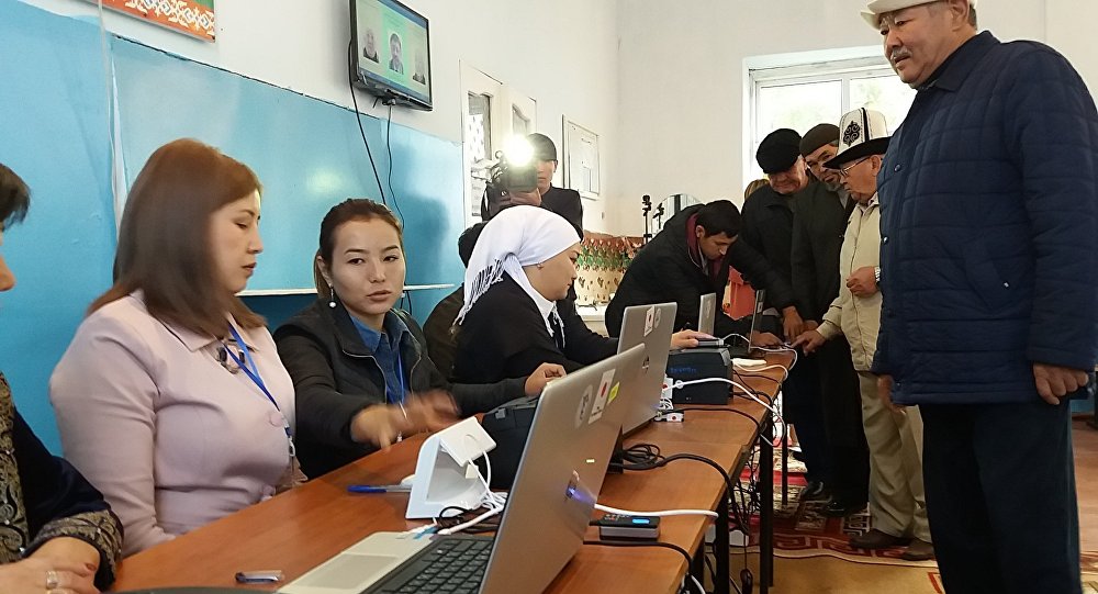 Избиратели во время голосования на избирательном участке в городе Джалал-Абад на выборах президента Кыргызстана
