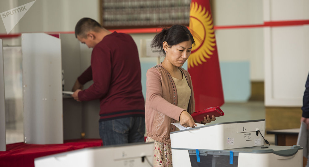 Девушка голосует на избирательном участке №1060 Бишкека в ходе выборов президента Кыргызстана Девушка голосует на избирательном участке №1060 Бишкека в ходе выборов президента Кыргызстана