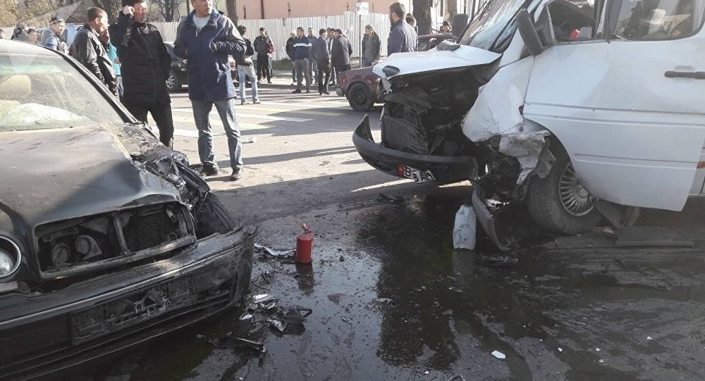 Маршрутный микроавтобус с пассажирами столкнулся с легковой машиной в Бишкеке
