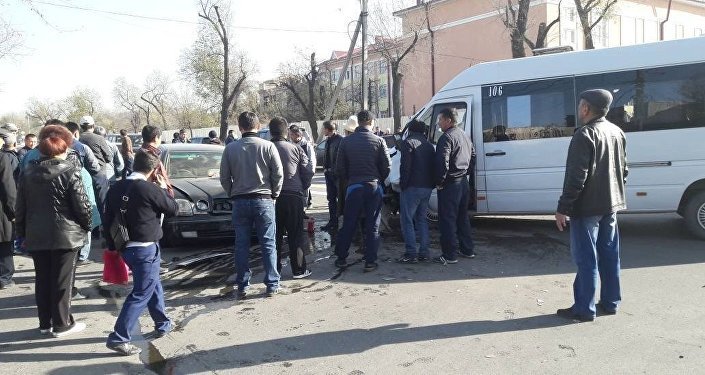 Маршрутный микроавтобус с пассажирами столкнулся с легковой машиной в Бишкеке
