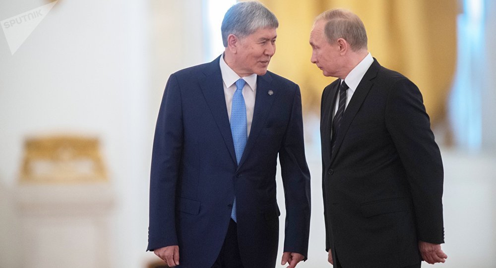 Президент Кыргызстана Алмазбек Атамбаев во время встречи с главой РФ Владимиром Путиным. Архивное фото