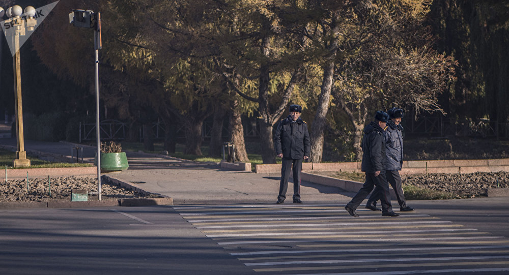 Сотрудники милиции на площади Ала-Тоо во время патрулирования общественного порядка в Бишкеке