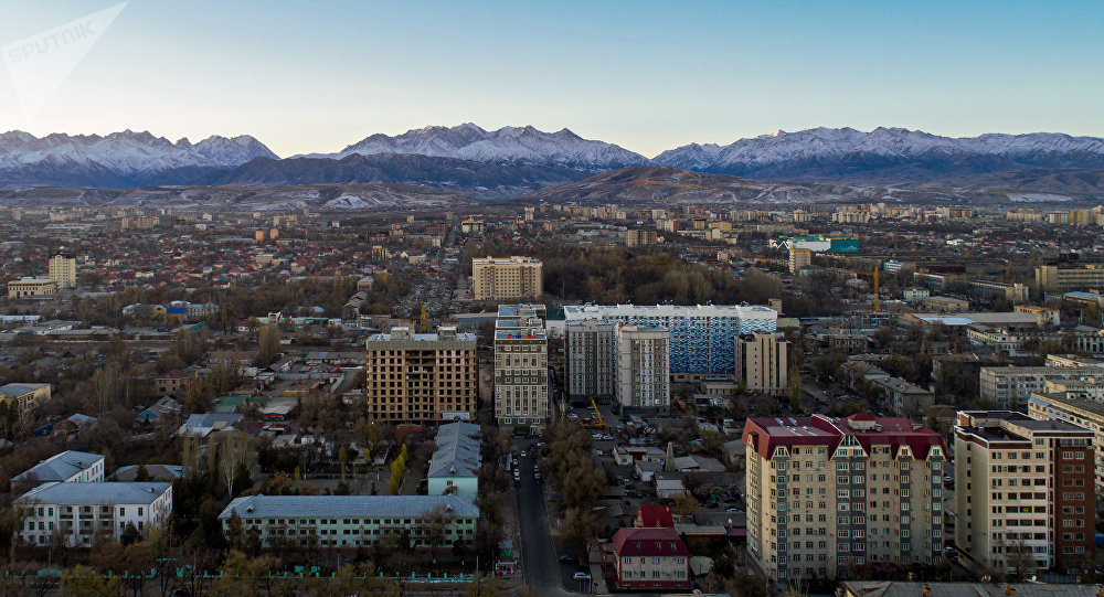 Вид на утренний Бишкек в высоты. Архивное фото