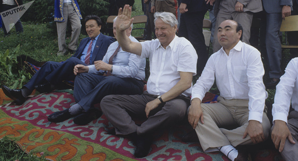 Архивное фото президента России Бориса Ельцина и президента Кыргызстана Аскара Акаева во время приезда делегации из РСФСР с официальным визитом в Кыргызстан