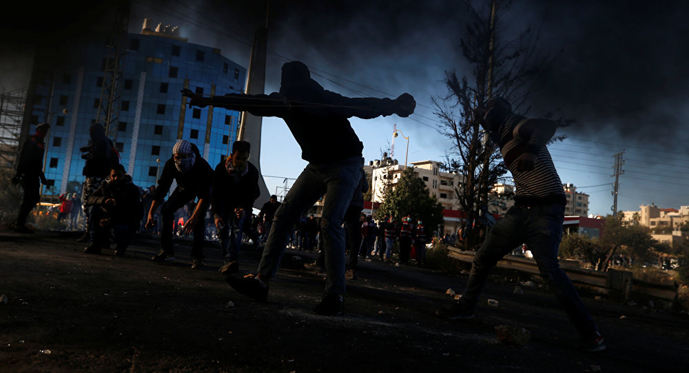 Палестинские демонстранты во время столкновений с израильскими войскаминедалеко от города Рамаллах на Западном берегу Палестины. Архивное фото
