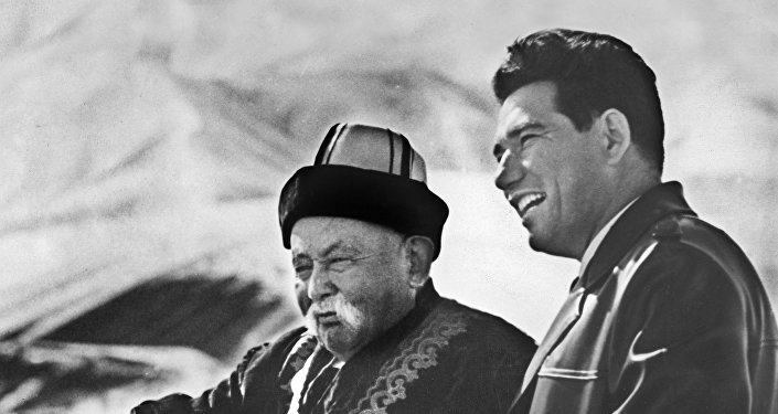 Кыргызский писатель, герой Кыргызской Республики Чингиз Айтматов и манасчи Саякбай Каралаев