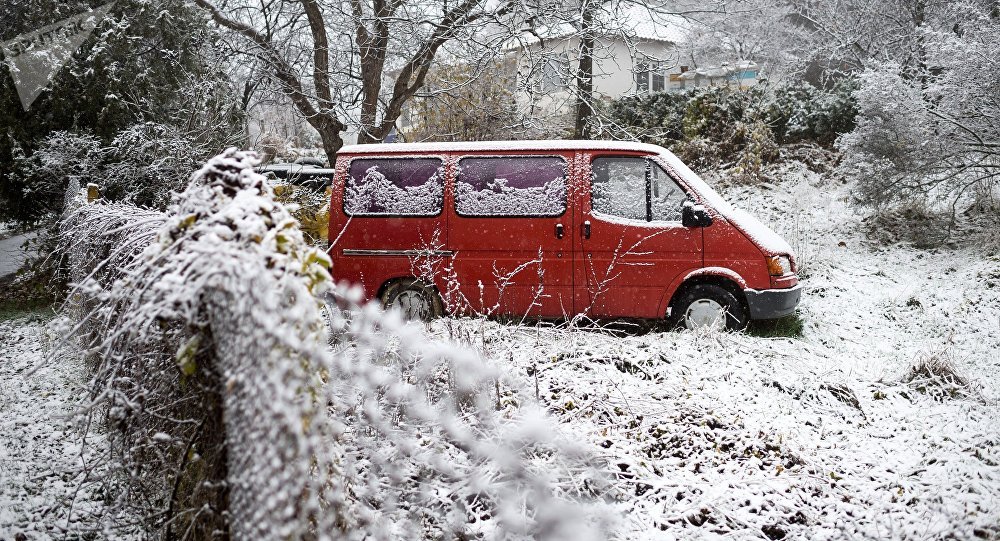 Машина во время снегопада. Архивное фото
