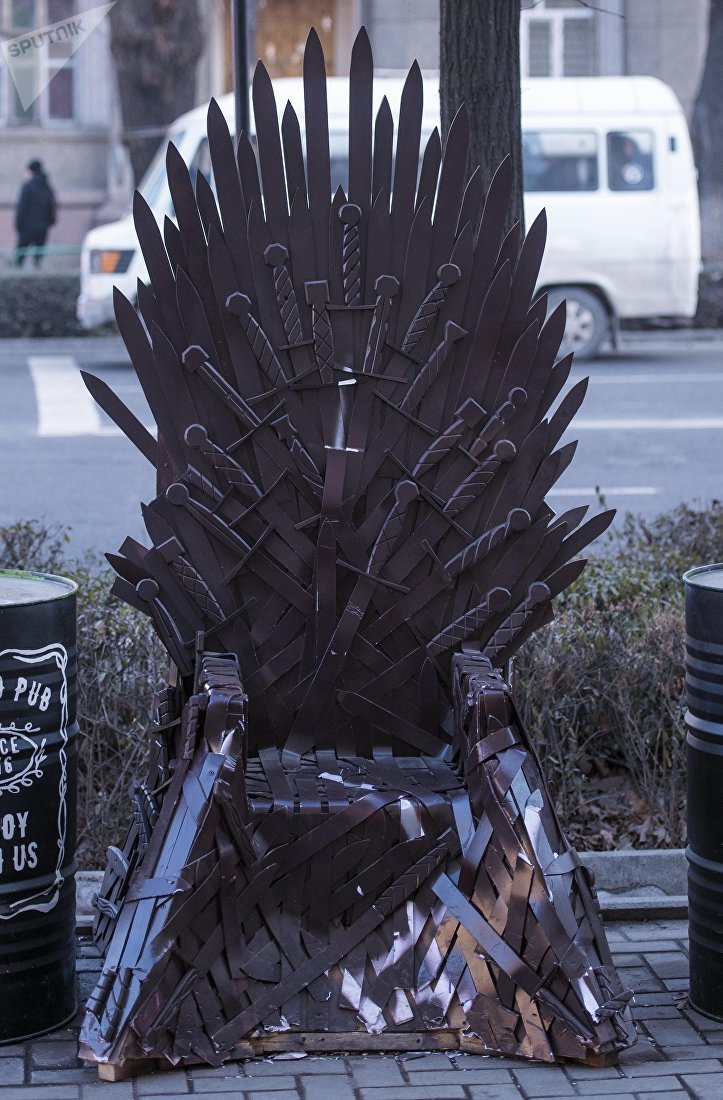 На пересечении улицы Турусбекова и проспекта Чуй в Бишкеке появилась копия железного трона из сериала Игра престолов