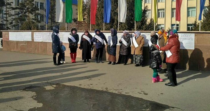 В Нарыне примерно два десятка женщин объявили голодовку, выражая протест против нового закона о государственных пособиях на детей