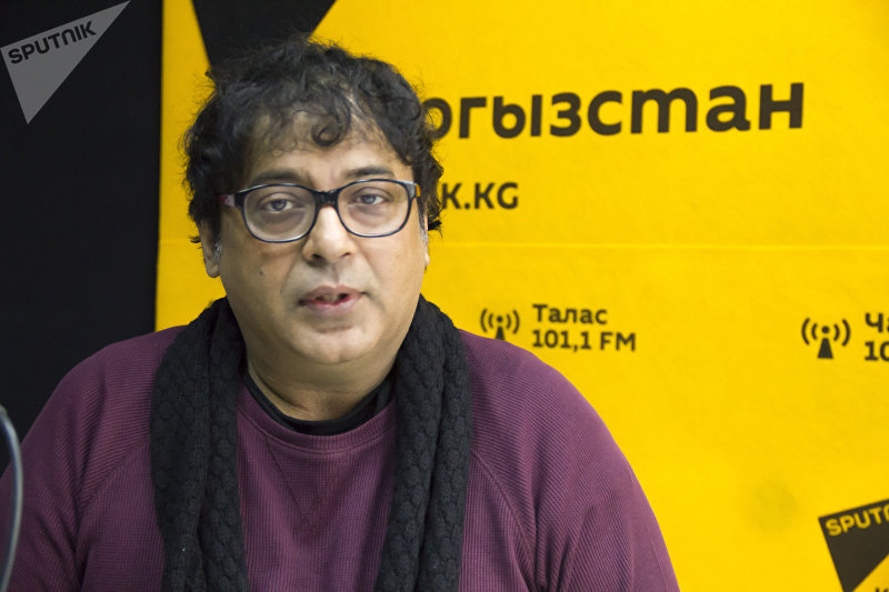 Индийский кинорежиссер Гириш Малик во время интервью Sputnik Кыргызстан