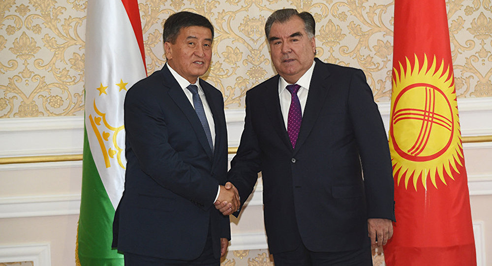 Архивное фото президента Таджикистана Эмомали Рахмона и главы Кыргызстана Сооронбая Жээнбекова