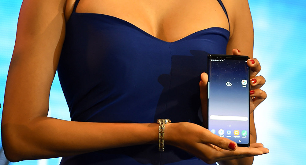 Девушка держит Samsung Galaxy Note 8 на презентации смартфона в Коломбо