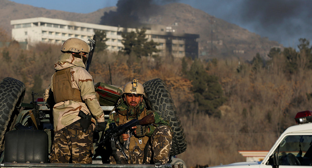 Афганские силы безопасности вблизи отеля Интерконтиненталь в Кабуле, на которое было совершено нападение боевиками. 21 января 2018 года