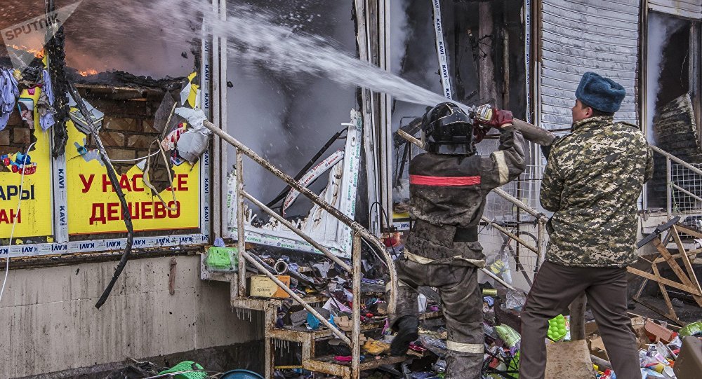 Крупный пожар на территории Ошского рынка в Бишкеке