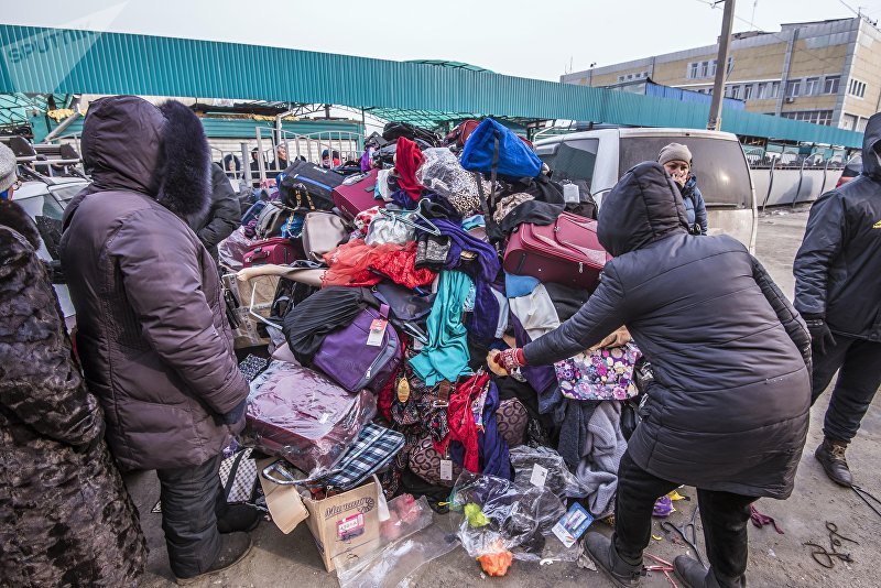 Люди спасают товар после крупного пожара на территории Ошского рынка в Бишкеке