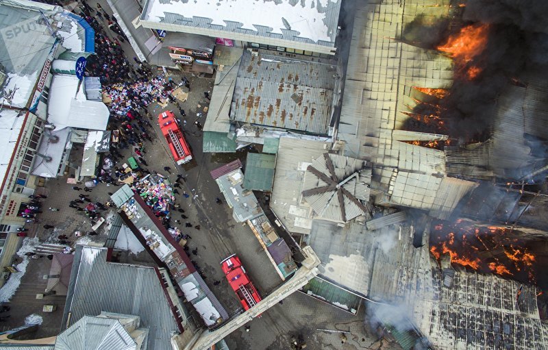 Вид с дрона на крупный пожар на территории Ошского рынка в столице