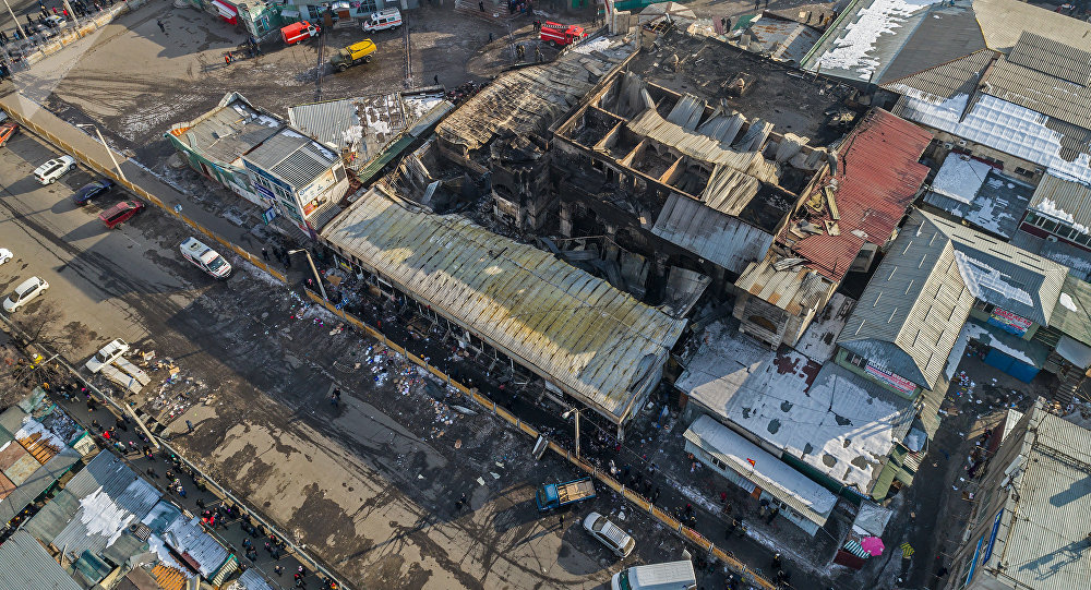 Последствия крупного пожара на территории Ошского рынка в Бишкеке. Вид с дрона